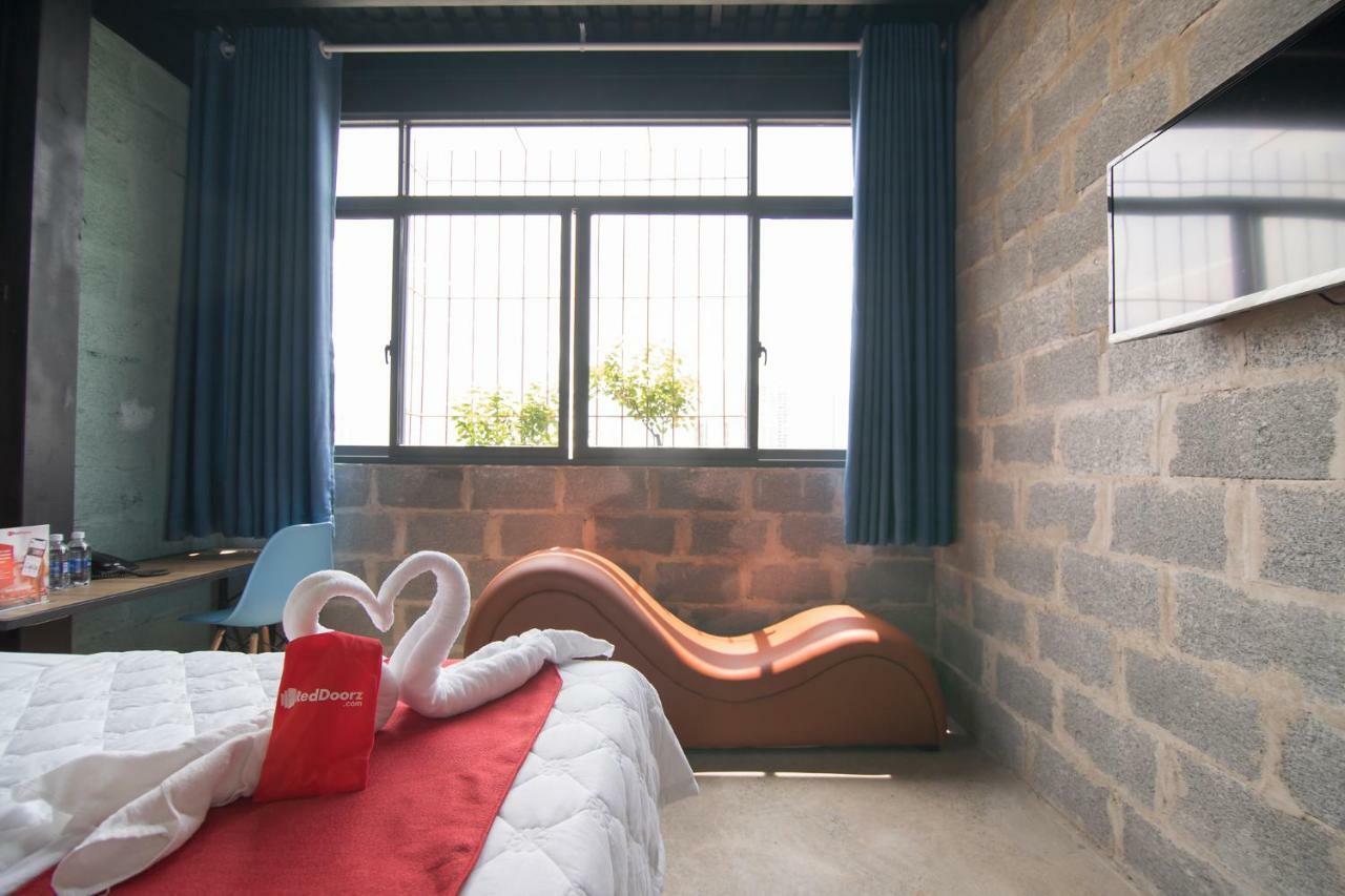 Reddoorz Plus @ Ung Van Khiem Street Ho Chi Minh City Exterior photo