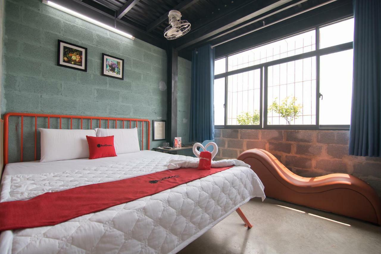 Reddoorz Plus @ Ung Van Khiem Street Ho Chi Minh City Exterior photo